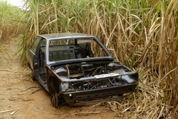 <b>SEM NADA</b> -  Carro depenado foi recuperado pela polícia. Vítima perdeu veículos na Vila Raycos